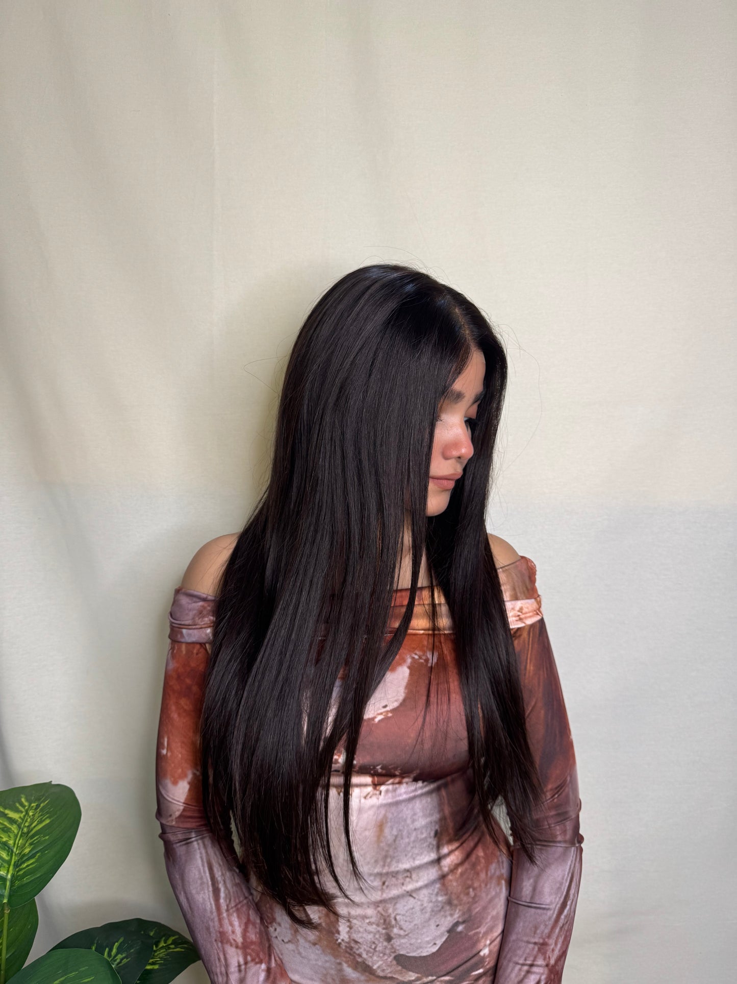 HD lace straight wig in black-brown, glueless lace front with 6-inch parting space and soft elastic band for natural and comfortable styling.