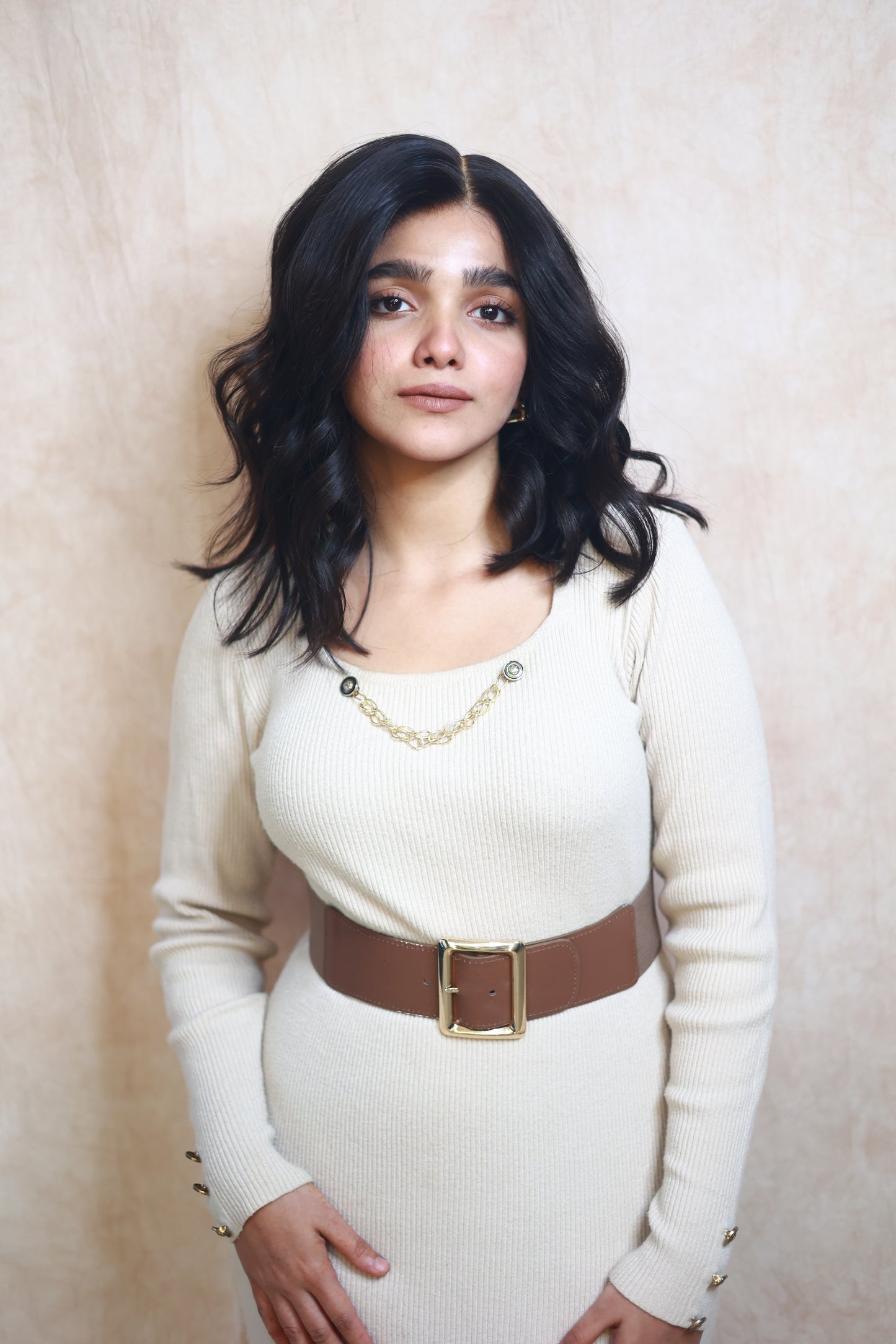 Model wearing NYSA 14-inch wavy bob wig in natural black, with HD lace, glueless and clipless design, free parting, and breathable construction for all-day comfort; also suitable for alopecia