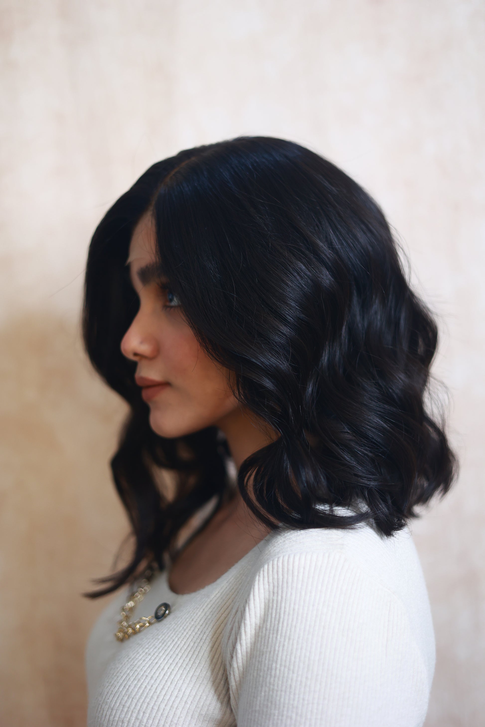 Model wearing NYSA 14-inch wavy bob wig in natural black, with HD lace, glueless and clipless design, free parting, and breathable construction for all-day comfort; also suitable for alopecia