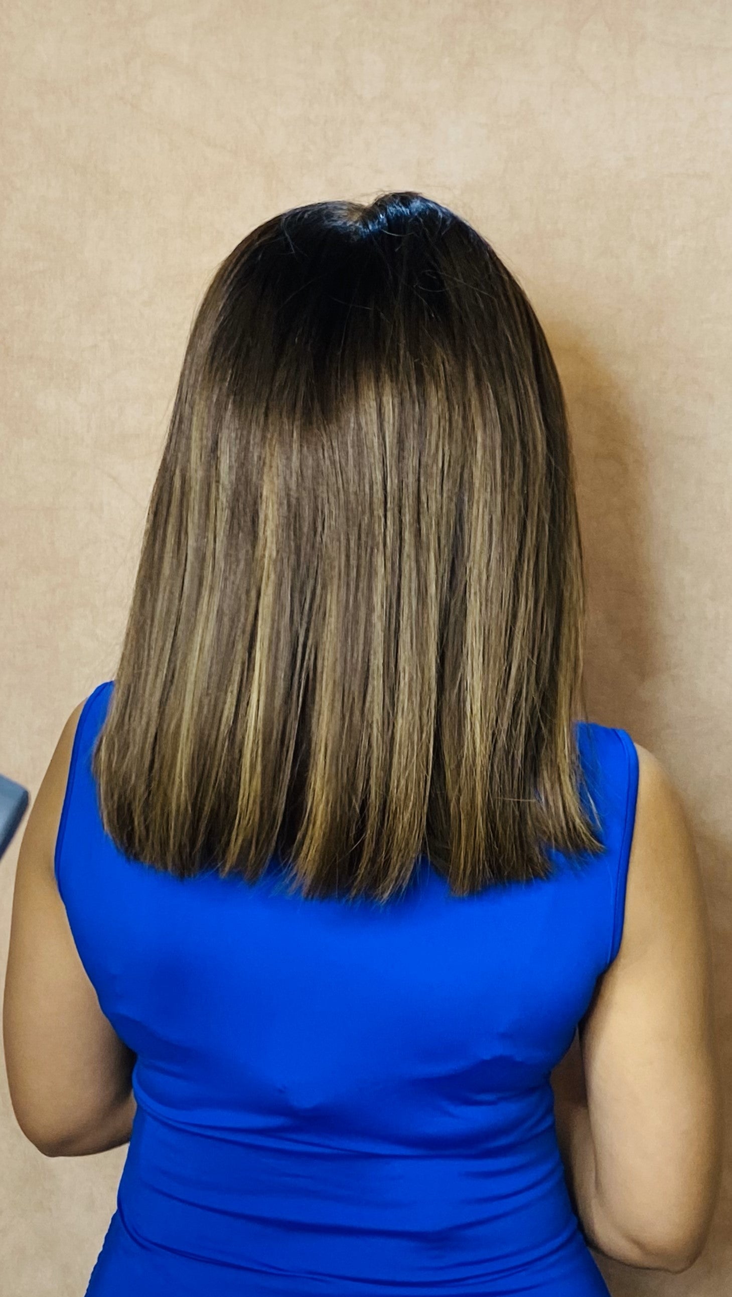 Model wearing NYSA straight blonde bob wig with ombré and highlights, HD lace, glueless and clipless design, free parting, and breathable construction for all-day comfort; also suitable for alopecia